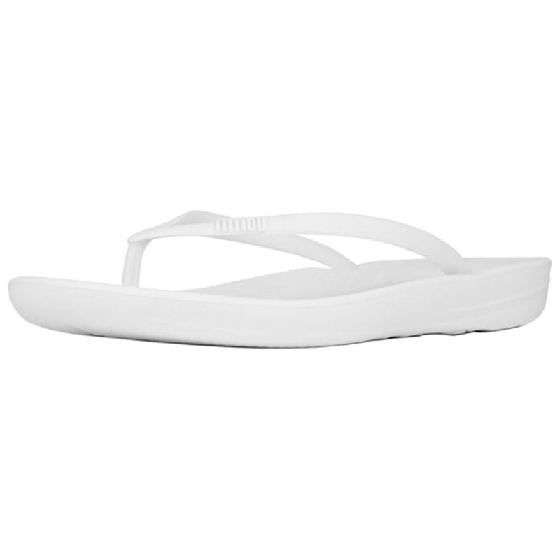 FitFlop صنادل فيت فلوب النسائية iQushion المطاطية مع قاعدة قدم مخصصة للمشي، صنادل خفيفة الوزن بتصميم مريح مع دعم للقوس ووسائد لتخفيف تأثير القدم، أبيض حضري، 9 أمريكي نسائي - Image 1